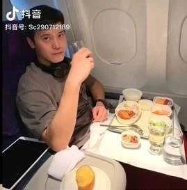 尝试朋友圈炫富定制服务后，我花十块钱钓了一卡车辣妹…