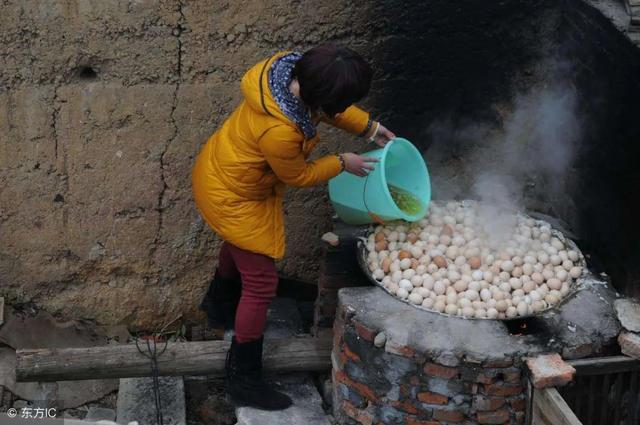 德国猛男三年间每天喝尿养生，但在中国还有比他更虎的...