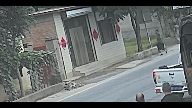 驻河北省涿州市66336部队五名官兵组织军民紧急抢险 突然起火的大货车有救了