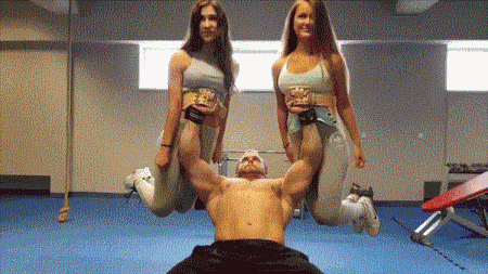 很诱惑人的美女GIF图片 妹子的衣服有点短了 - 第2页 27报 热图2