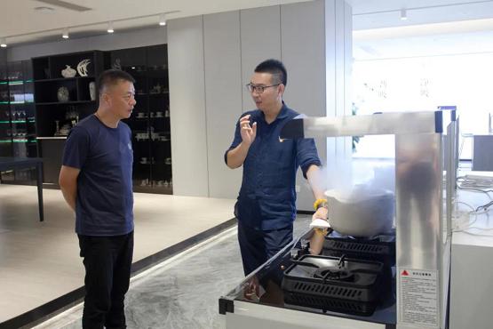 海宁市市委书记朱建军一行莅临厨壹堂参观指导