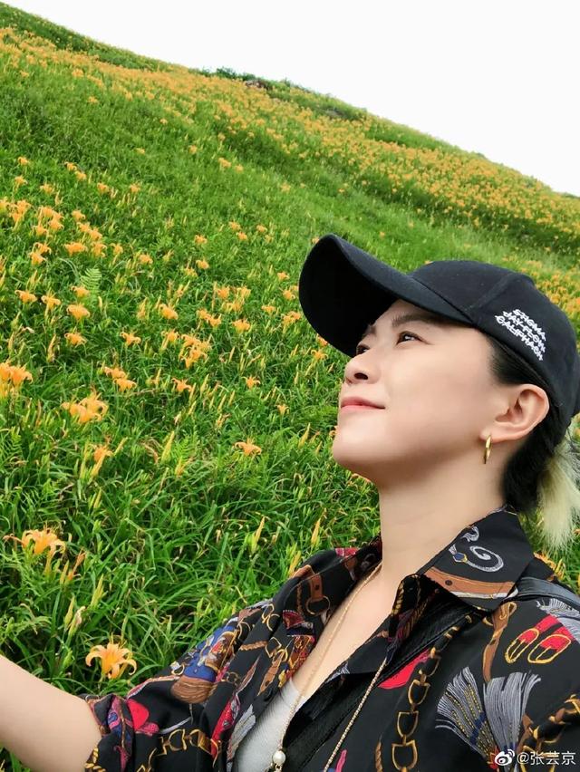 知名女星自曝被房租逼到轻生，为还债务沦落街头卖唱…​