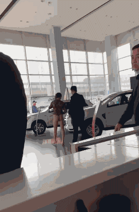 很诱惑人的美女GIF图片 妹子的衣服有点短了 27报 热图7