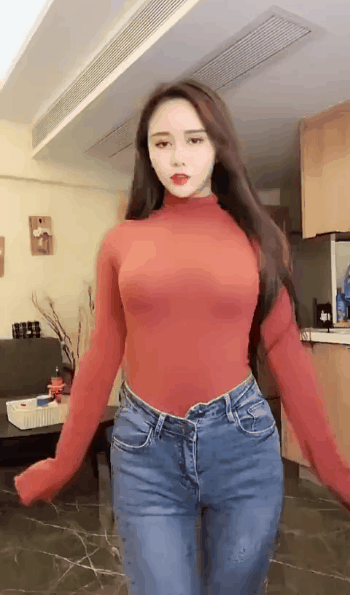 内涵图片妹子GIF 跳得不错但是裤子请穿好一点！