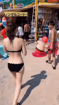 美女动图GIF图片：听说看内衣秀的都是男人图3