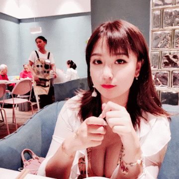 充满诱惑的美女GIF图片 泡温泉果然会使人快乐图2