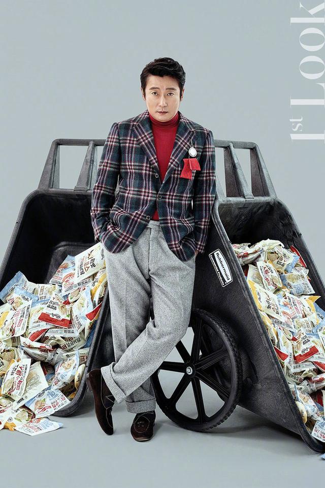 笑星李秀根杂志主题画报公开17年来坚持没有放弃