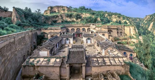 这座庄园的主体建筑为陕西地区最高等级的"明五暗四六厢窑"式窑洞院落