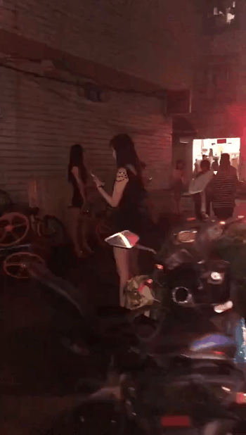 内涵图片妹子GIF 跳得不错但是裤子请穿好一点！ - 全文 搞笑gif 热图8