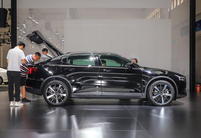 Polestar2极星起点较高，车身设计精简干练