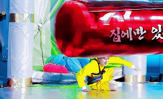 54kg的男爱豆挑战拽走80kg的玩偶的时候