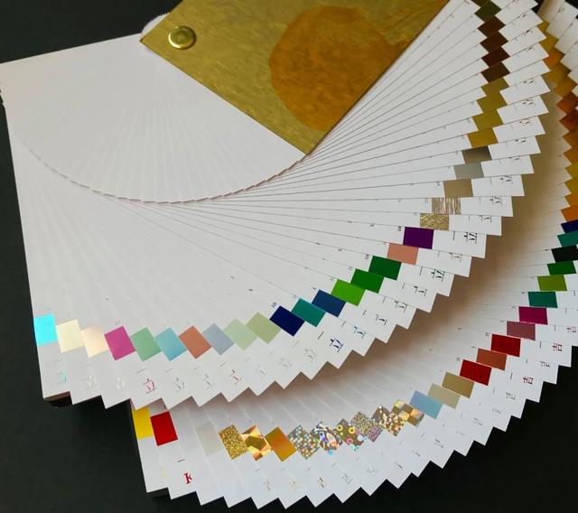 但并不是指烫上去的颜色一定就是「金色」的,烫金材料的颜色多种多样