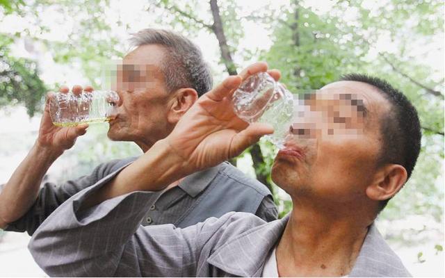 德国猛男三年间每天喝尿养生，但在中国还有比他更虎的...
