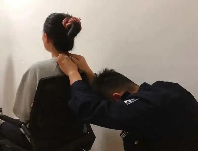 警察|这个姿势，正是人民警察“服务人民”最帅的样子