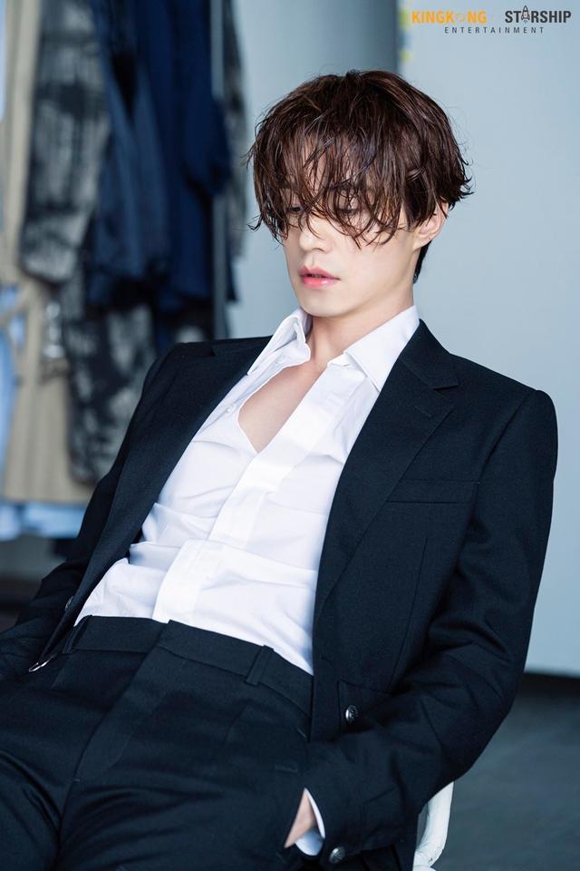 李栋旭画报花絮照白皙腹肌过于养眼非人类级别的帅气