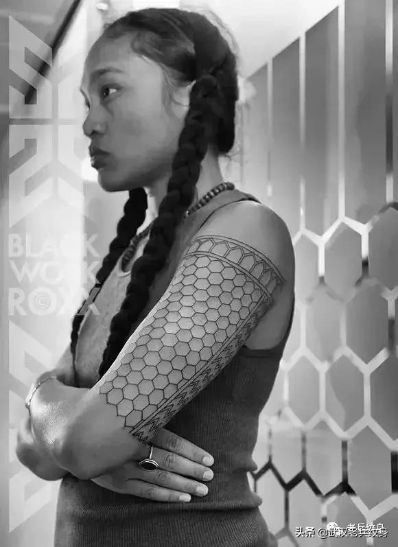 令人震撼的部落风格黑臂线条纹身潮人都喜欢