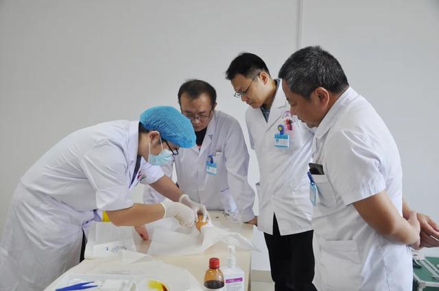 阜阳市妇女儿童医院举办庆祝第三届「中国医师节」青年医师技能竞赛