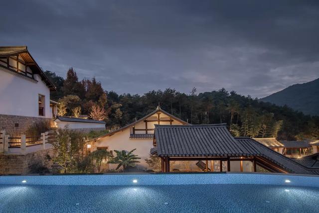 这里曾是东晋山水诗人谢灵运在会稽(今上虞)的别墅"始宁墅"的所在地