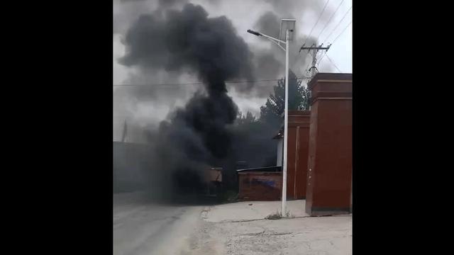 驻河北省涿州市66336部队五名官兵组织军民紧急抢险 突然起火的大货车有救了