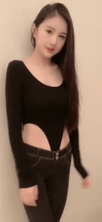 热血沸腾的美女GIF图片：想跟神奇女侠切磋一下图2