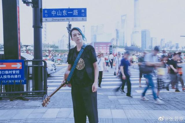 知名女星自曝被房租逼到轻生，为还债务沦落街头卖唱…​