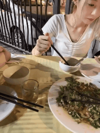 美女GIF邪恶图片 妹子们的胸如何长这么大的 - 第3页 热门段子 热图2