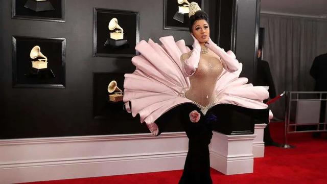渣男前夫送劳斯莱斯求复合，Cardi B激动地当场抖屁股…