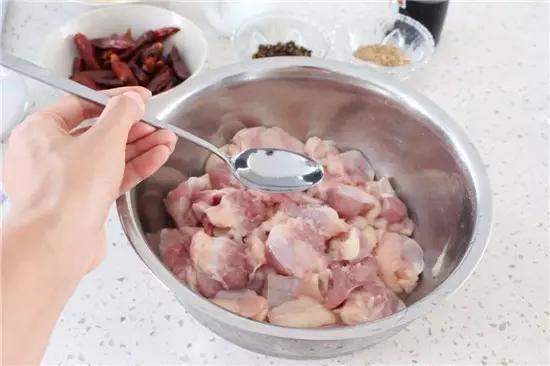 好吃易做的家常菜，香辣鸡脆骨，香脆不油腻！