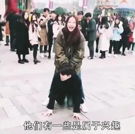 女主播当街栓链子学狗爬，看完我想给她刷个大火箭...