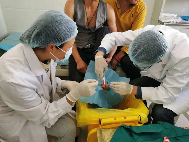 坚守高原 1 个月，成都京东方医院博士医疗队持续为藏区群众排忧解难