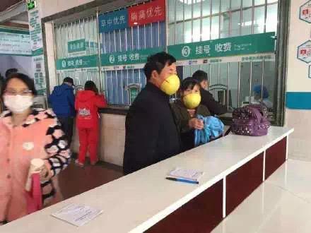 75岁网红大爷花式作死，宁愿坐牢也坚持拿蕾丝内裤当口罩…