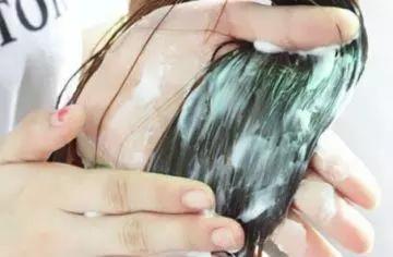 洗头时洗发水和护发素顺序弄错可能会“秃头”