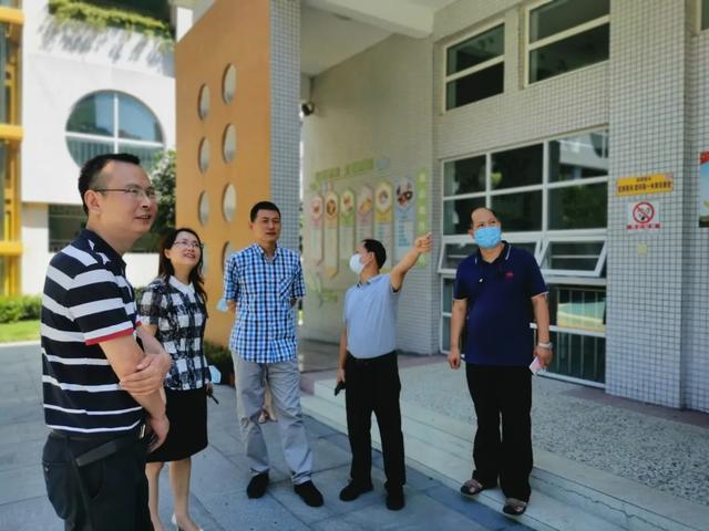 成都市市场监管局副局长李俊彦一行深入双流特校督查开学食品卫生安全工作