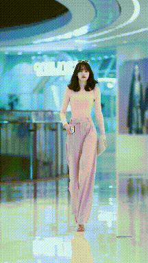 黑丝美女动图：这个丝袜不错的！
