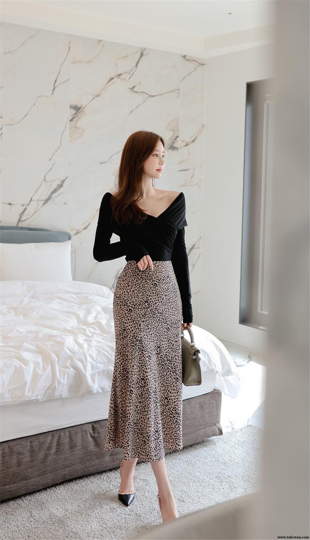 孙允珠丨巴伦西亚纯黑简式豹纹及膝裙