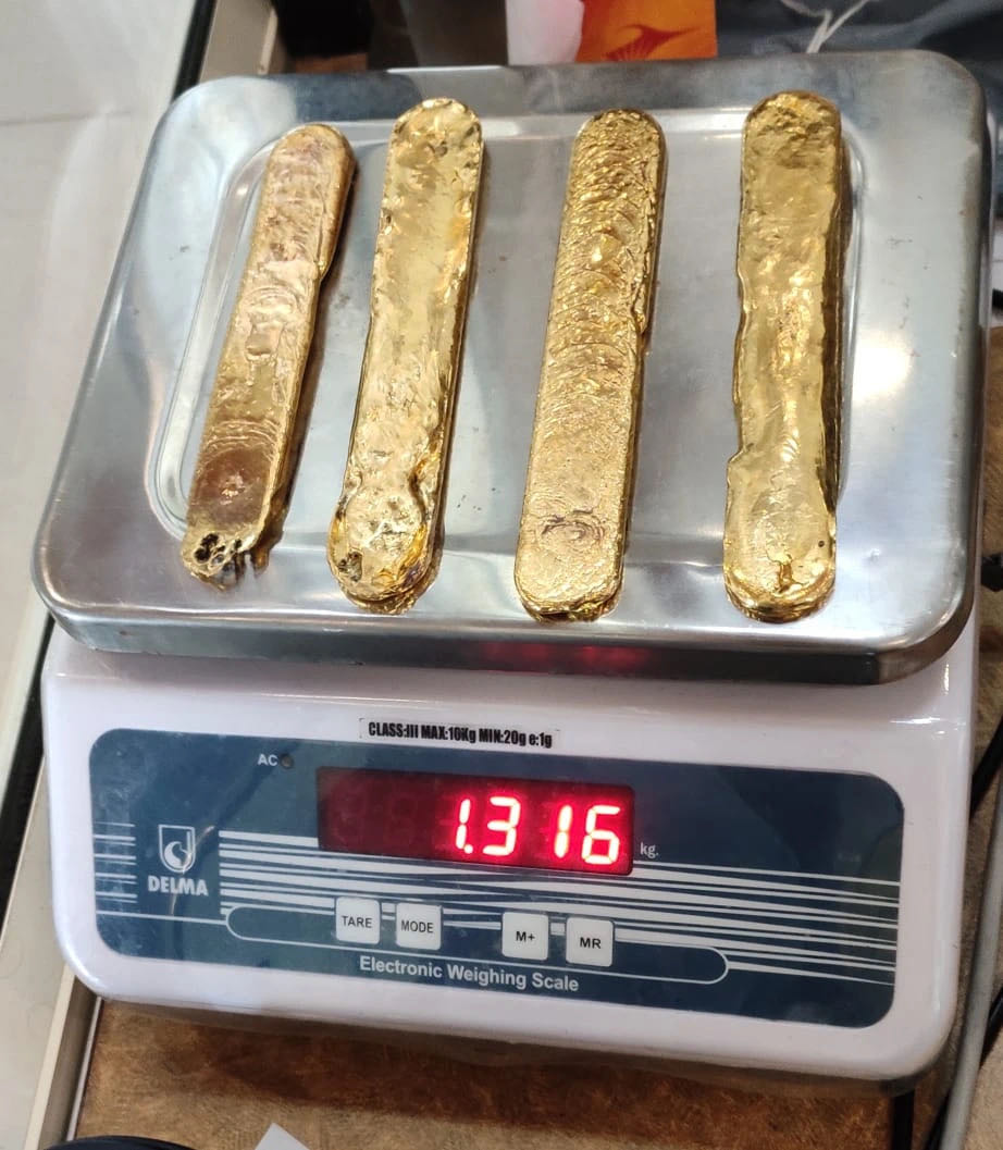 巴西男囚在屁股里藏8部手机4个插头，他这是把菊花当黑洞使？