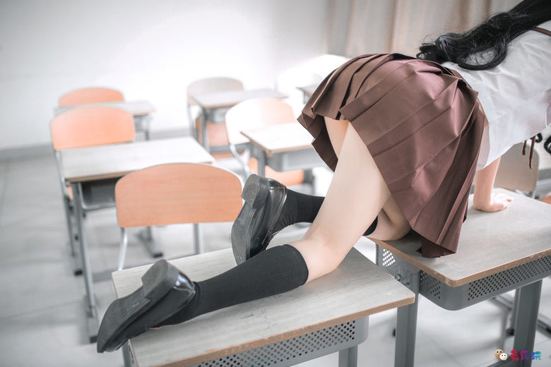 放开那课桌，冲我来！教室里的水手服学妹