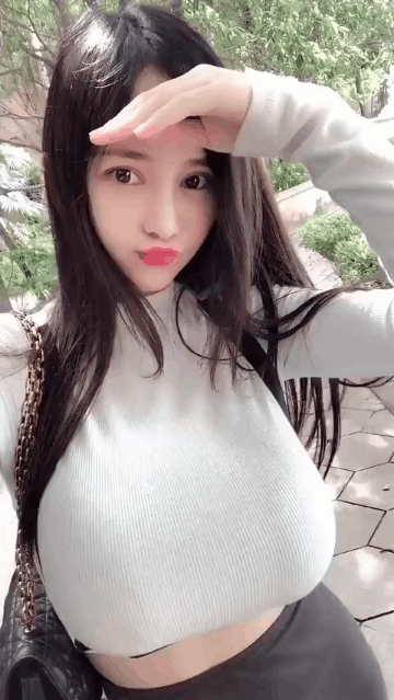 超大胸美女动图：大了大了，出去炸街啦！