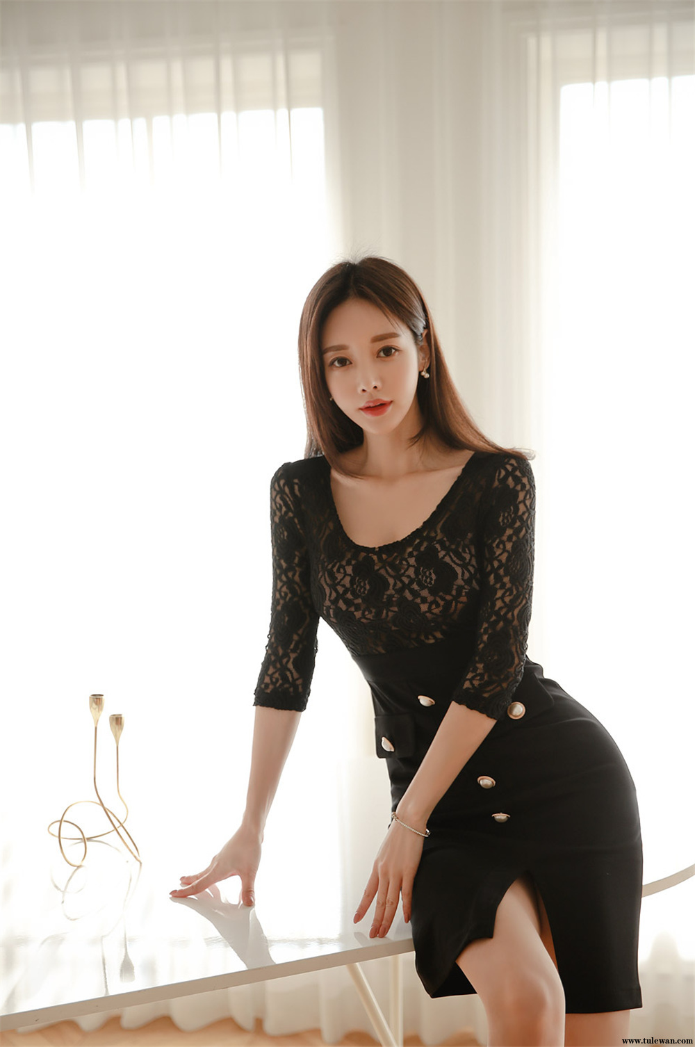 孙允珠丨黑藤蔓镂空钩花婉约琉璃衣裙