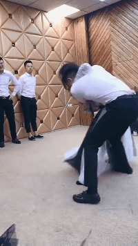 搞笑动图图片：实力演绎了你大爷还是你大爷！