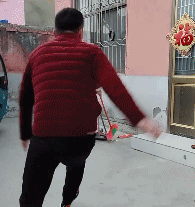 好笑GIF图：一曲肝肠断，下世不再为鸡