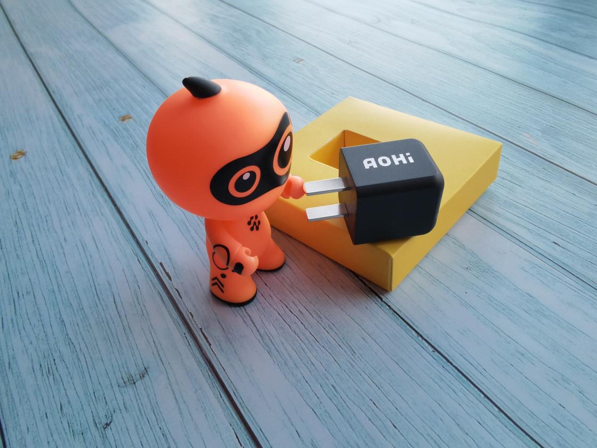 AOHI30W充电头上手体验——手机、平板、笔记本都能充