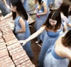 邪恶的成年动图gif：练瑜伽不认真的妹子，也很漂亮！