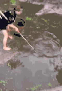 爆笑gif动图 小伙子有前途啊 看到妹子立马选择放弃姐姐 搞笑gif 力太大 糗百力太大