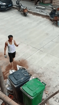 搞笑动图GIF：力太大，妹子这样做肯定是有效果的吧！