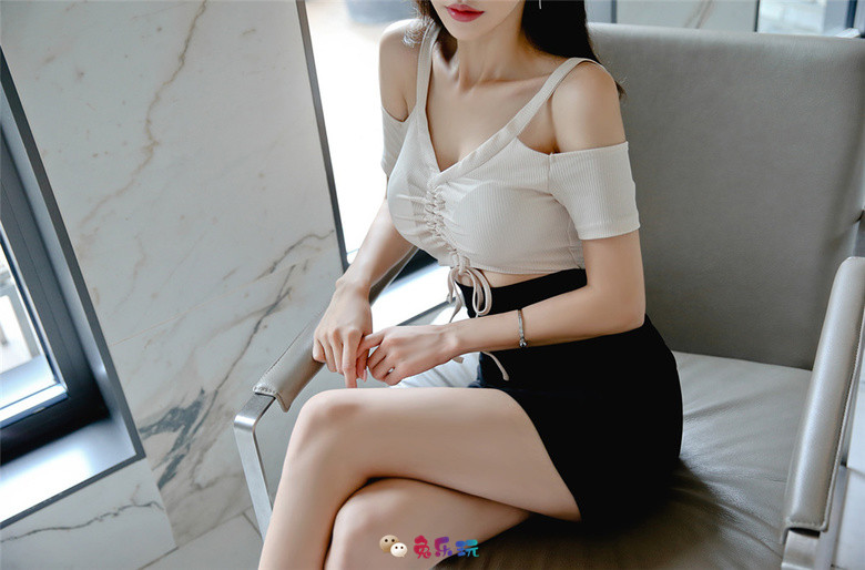 孙允珠：维多利亚露肩束胸绑带拼搭裙