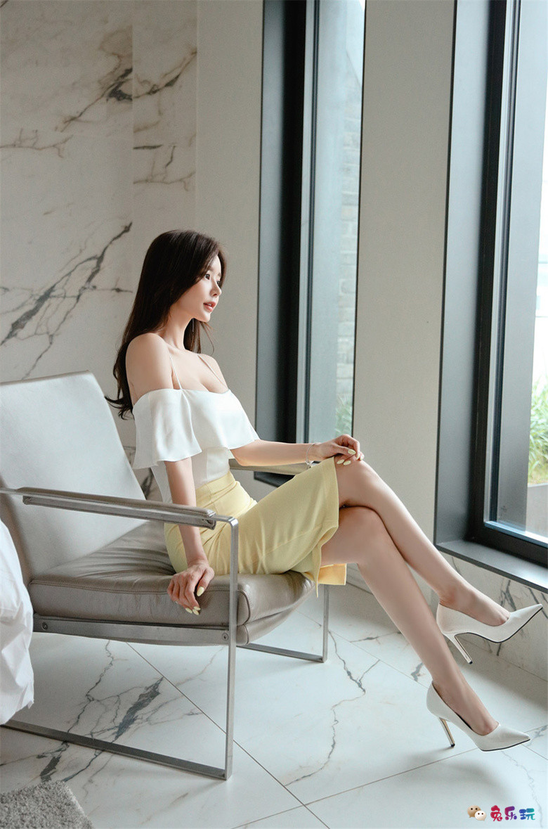 孙允珠丨维也纳淡黄抹胸柔幻公主衣裙