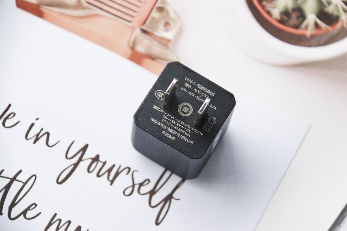 只有拇指大小的新氮化镓微型大功率充电器：AOHI 30W上手实测