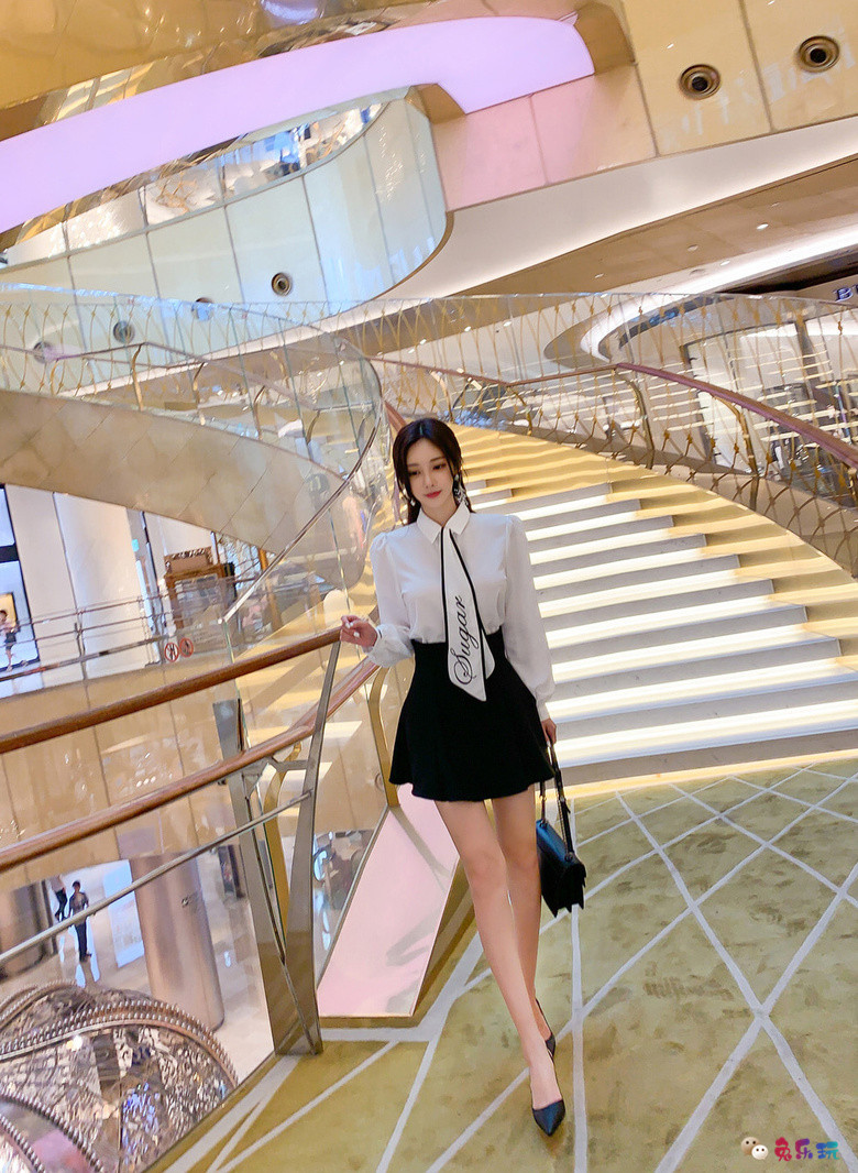 孙允珠丨白汀威士忌西洋字母絮带衣裙