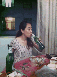 看妹子这喝酒的表情，我就知道遇到对手了